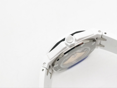 Royal Oak Offshore Diver 15707 Wht CER/RU Wht ZF A3120