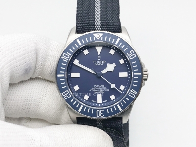 Tudor Pelagos FXD 25707B TI/NY Blue M+F 8N24